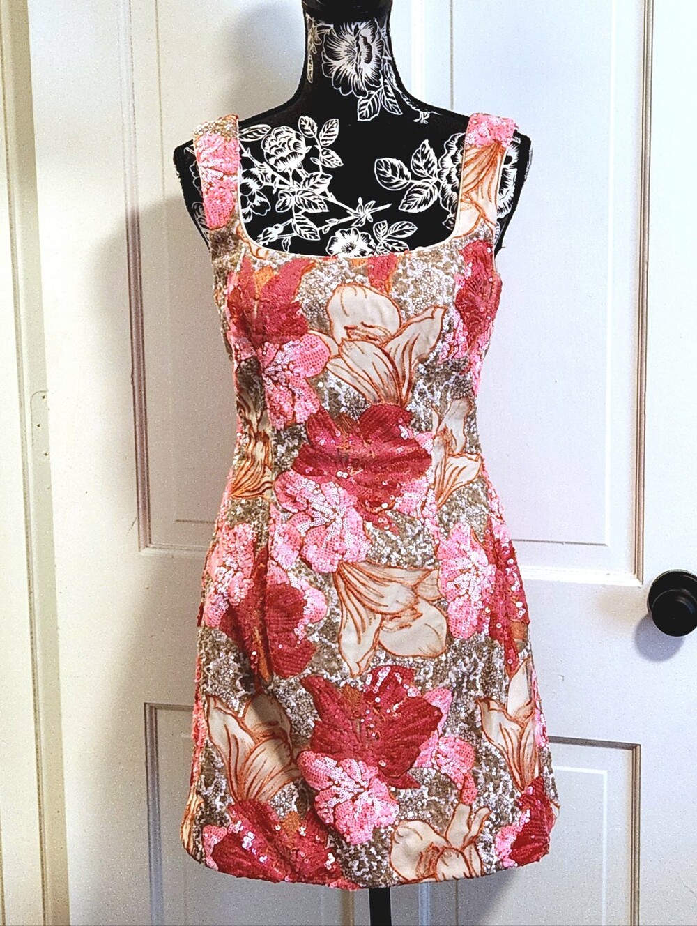 🆕️ 🌺Muse by Marchesa🌺 - Pink/Red/Champagne/Cream Romy Sequin Cocktail Dress